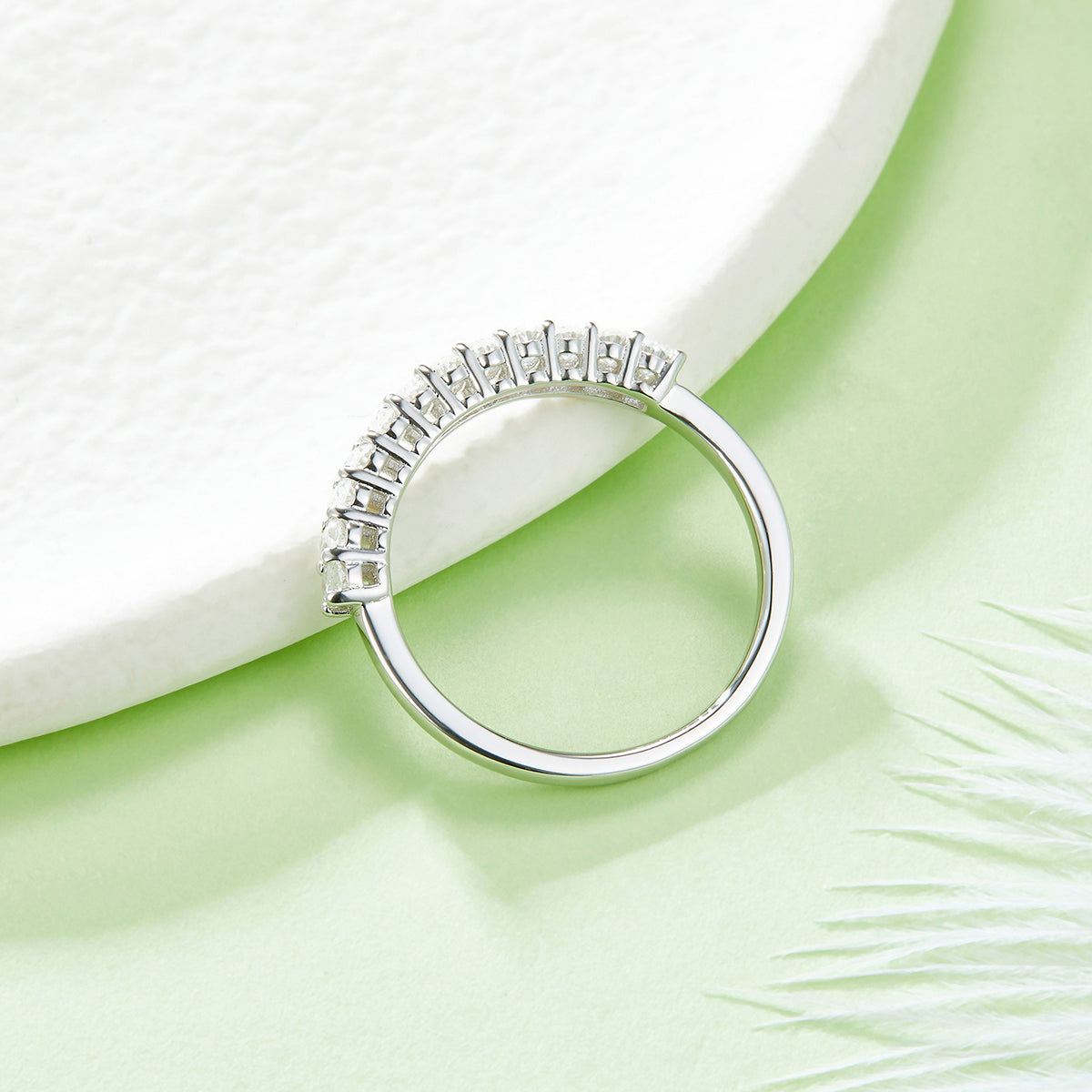 Oval anniversary band side and underside detail